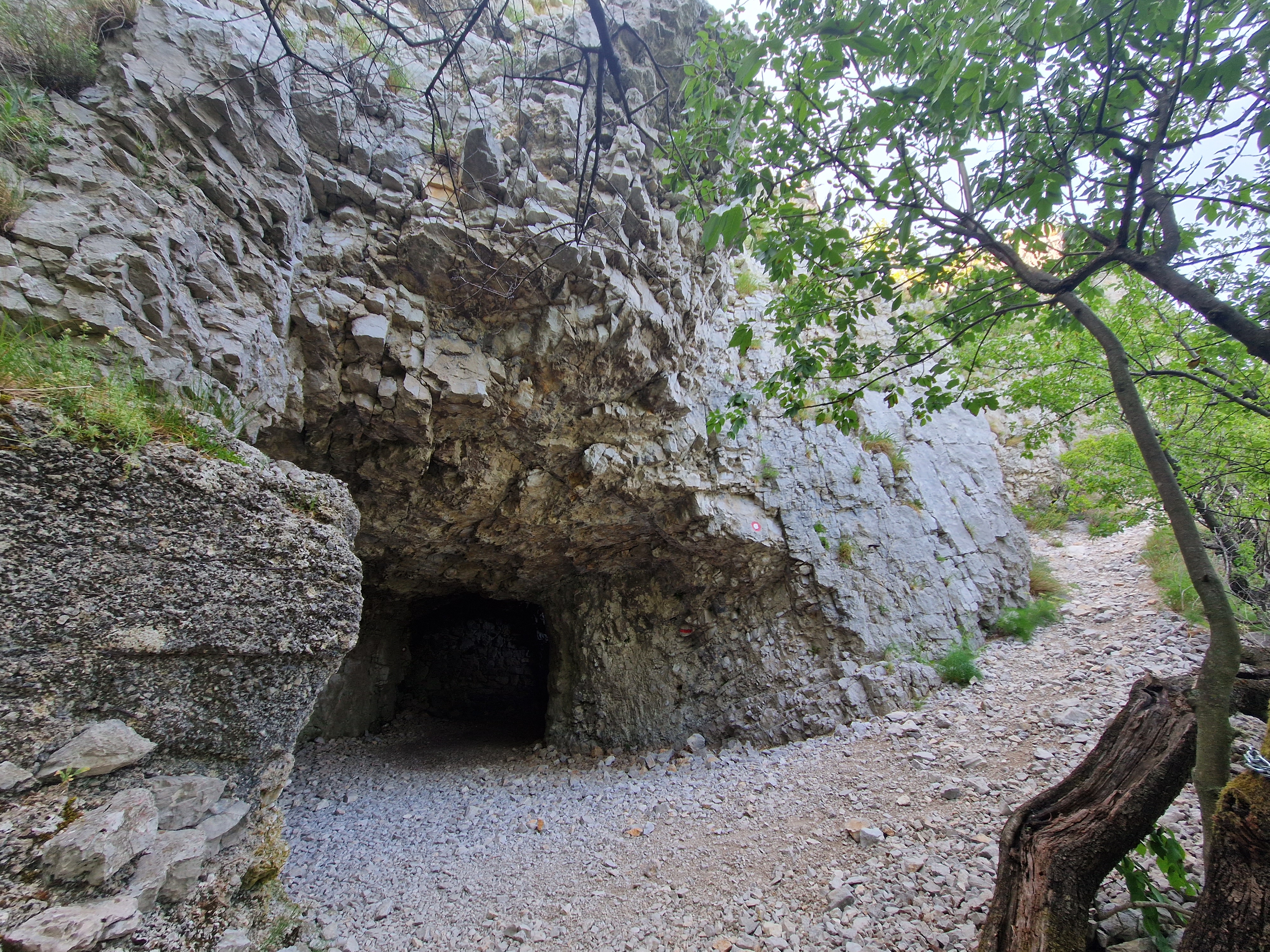 KAM V GORIŠKIH BRDIH PO KOŠČEK ZGODOVINE