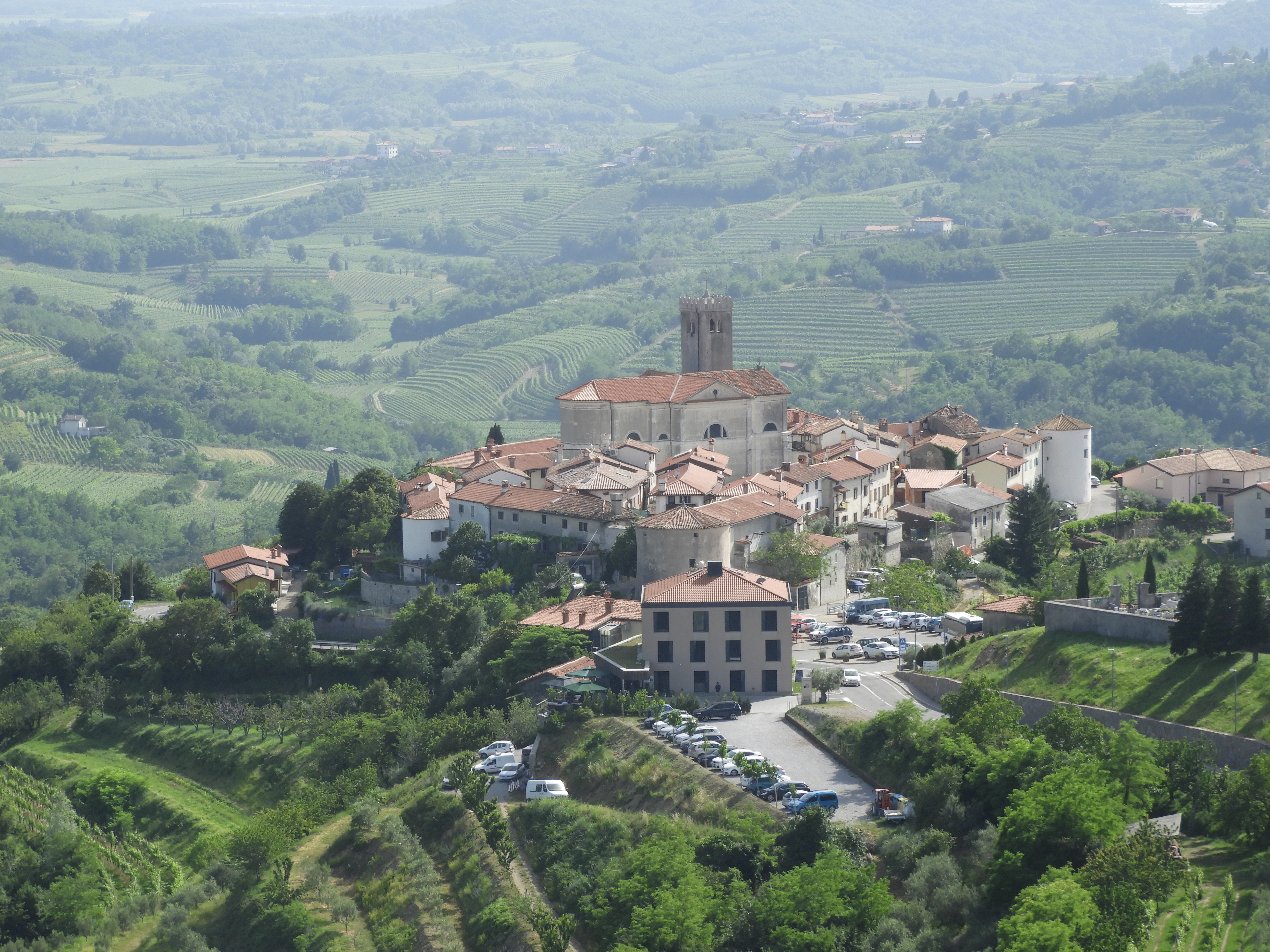 Kam v goriških brdih po razgled